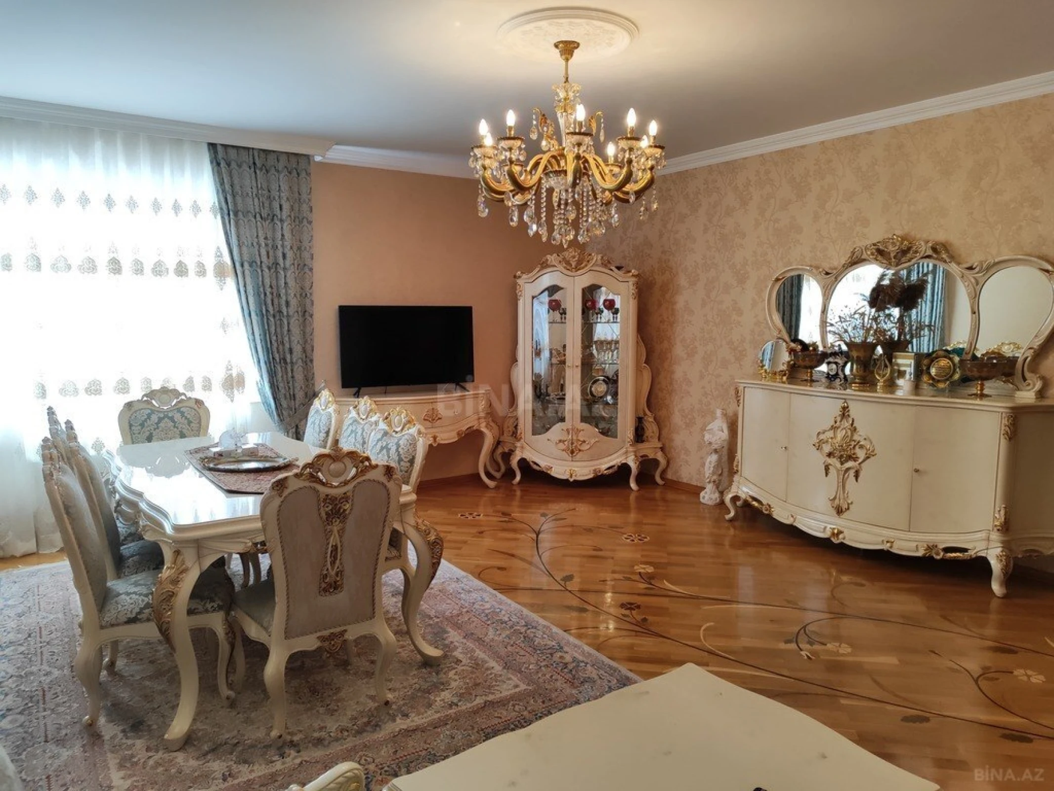 Satılır 4 otaqlı mənzil 180 m²