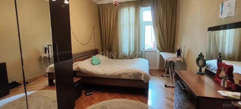 Satılır 4 otaqlı mənzil 180 m²