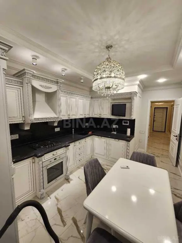 Kirayə verilir 2 otaqlı mənzil 107 m²