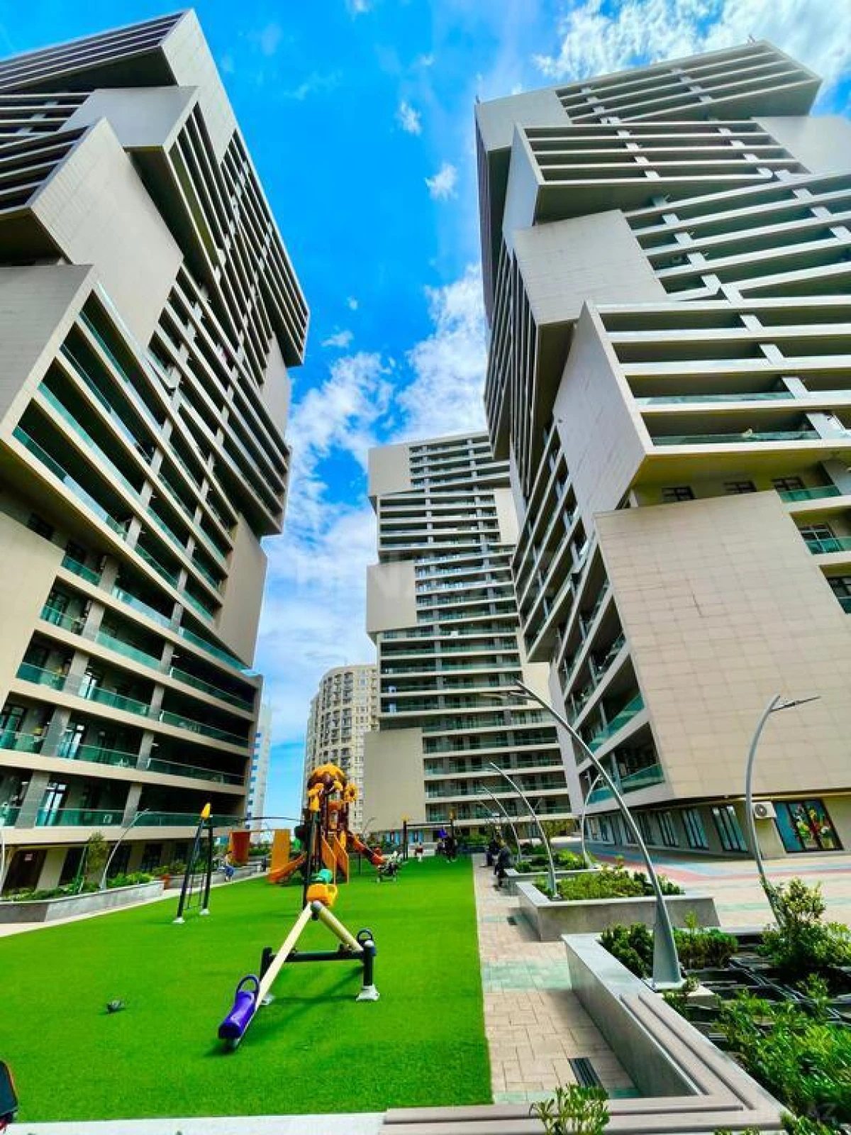 Kirayə verilir 2 otaqlı mənzil 107 m²