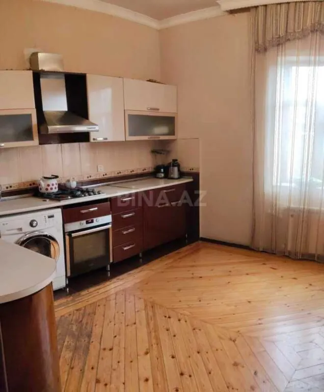 Satılır 8 otaqlı həyət evi 630 m²