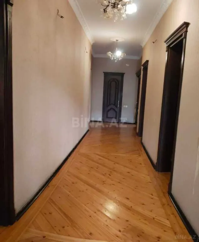 Satılır 8 otaqlı həyət evi 630 m²