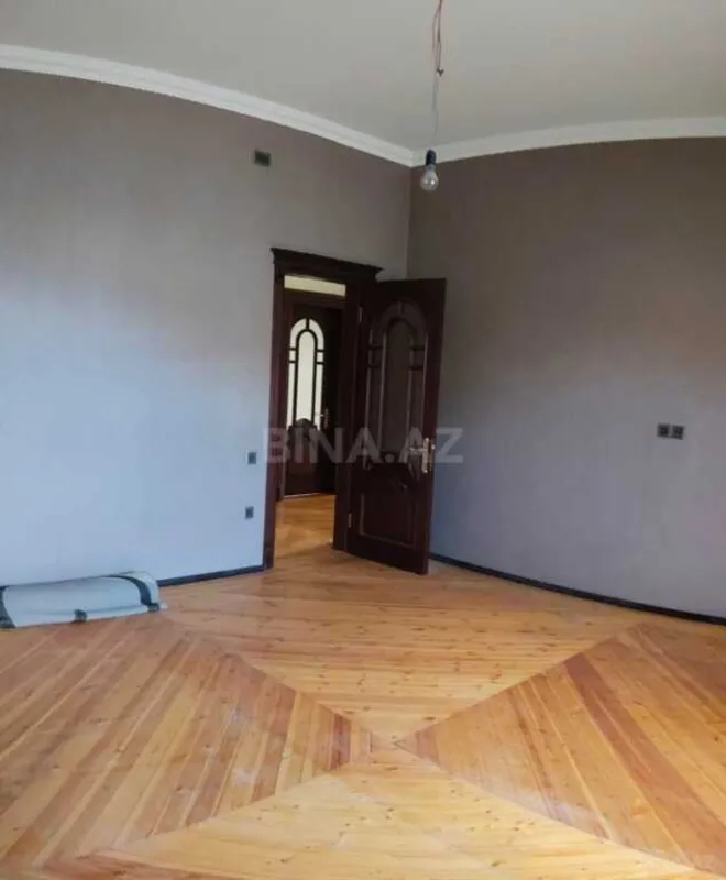 Satılır 8 otaqlı həyət evi 630 m²