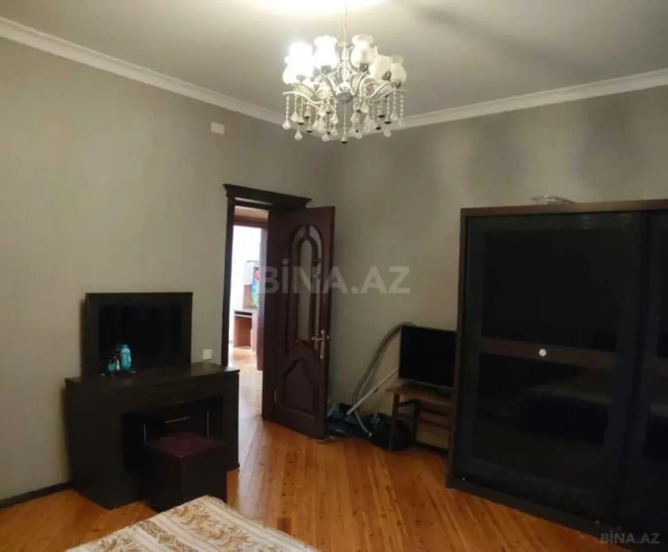 Satılır 8 otaqlı həyət evi 630 m²