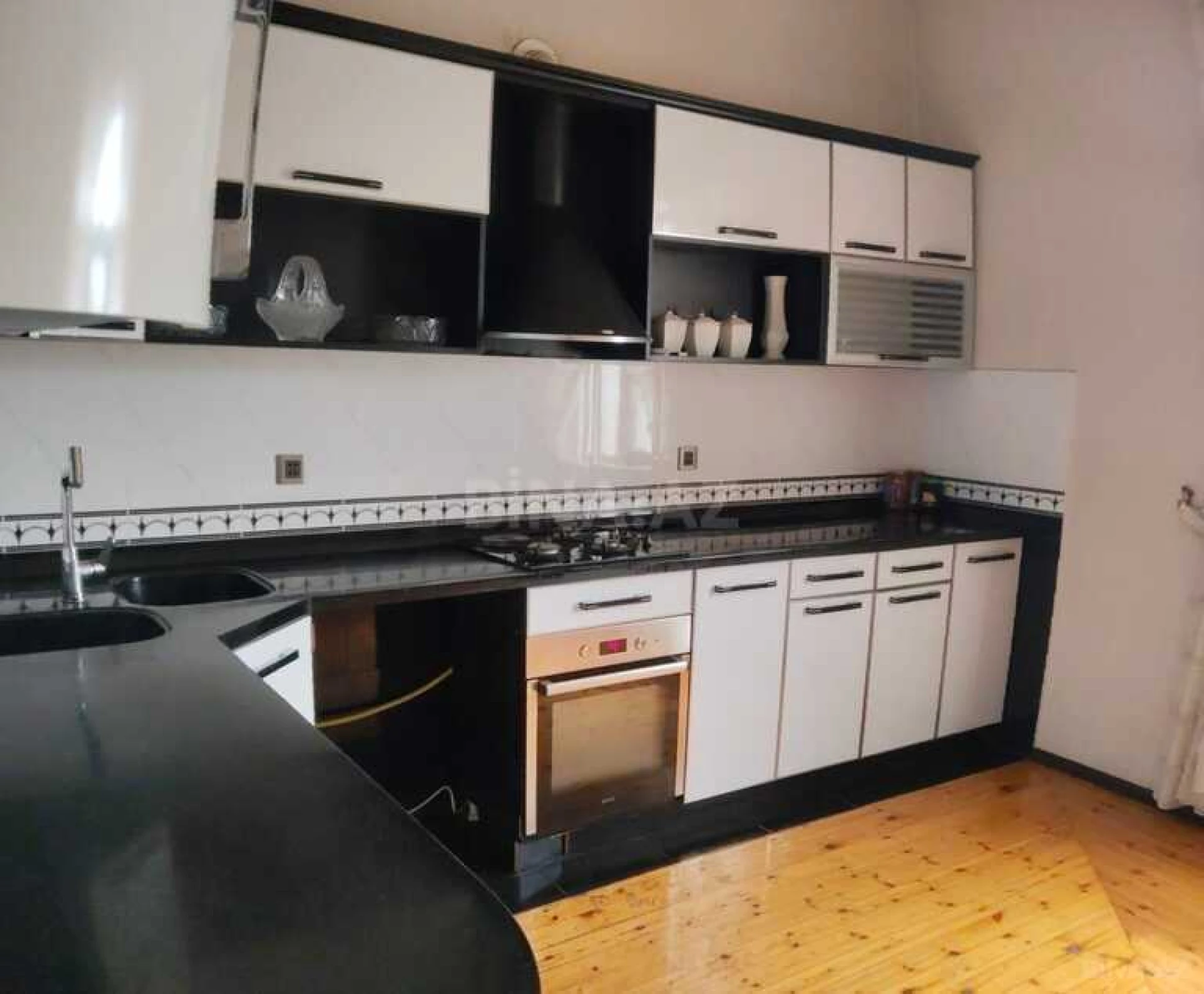 Satılır 8 otaqlı həyət evi 630 m²