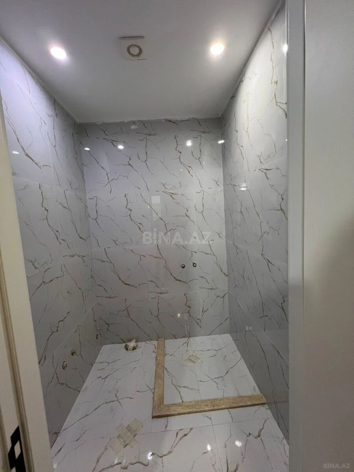 Satılır 4 otaqlı mənzil 138 m²