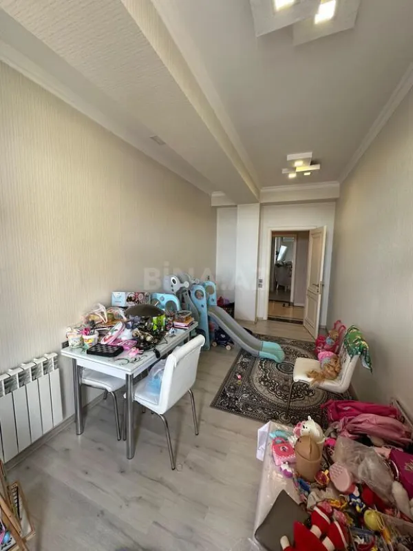Satılır 4 otaqlı mənzil 150 m²