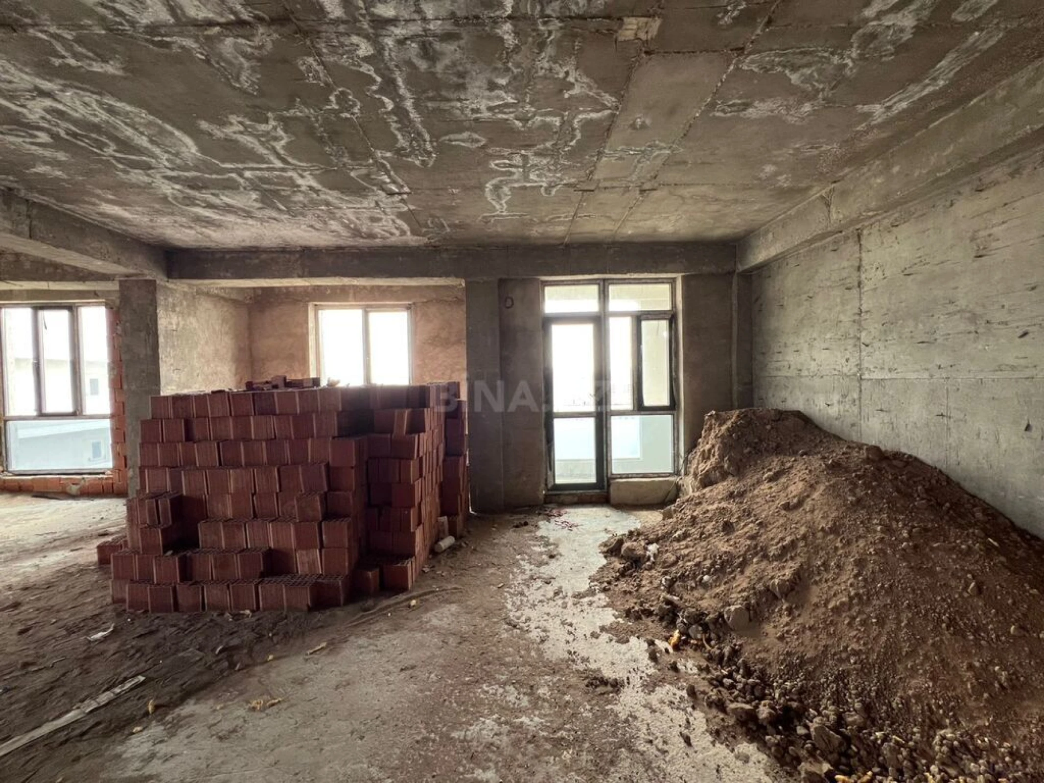 Satılır 4 otaqlı mənzil 138.5 m²