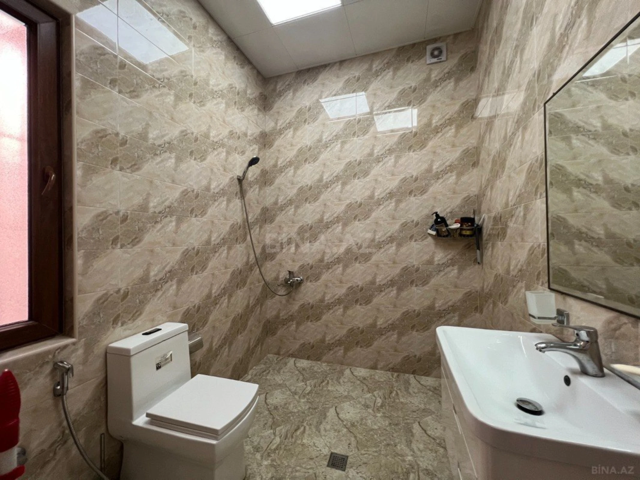 Kirayə verilir 4 otaqlı mənzil 200 m²