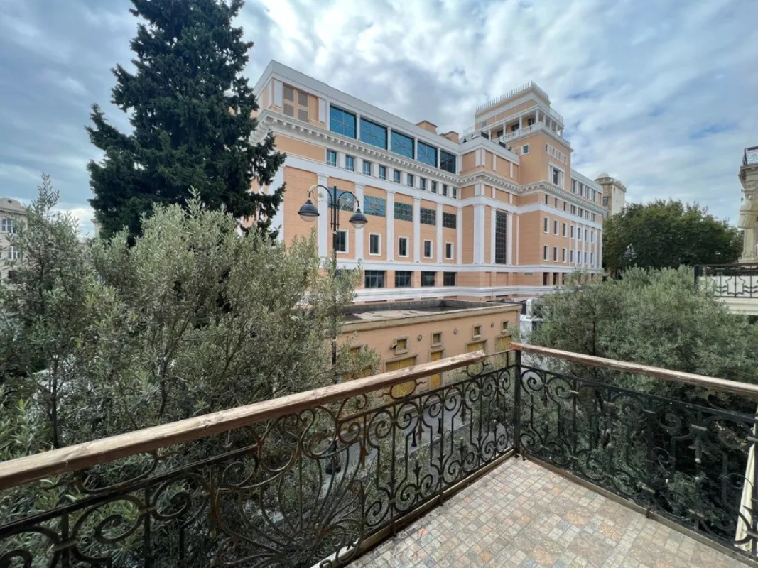 Kirayə verilir 4 otaqlı mənzil 200 m²