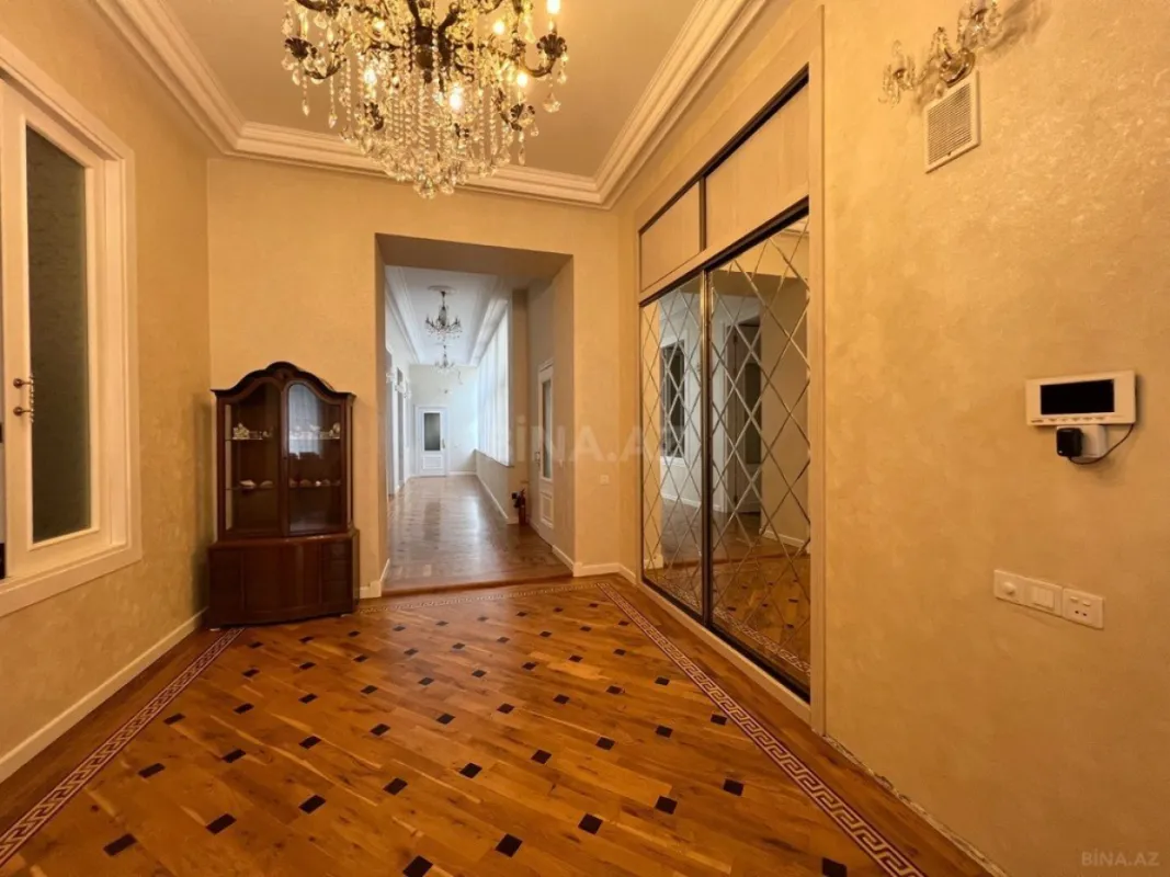 Kirayə verilir 4 otaqlı mənzil 200 m²