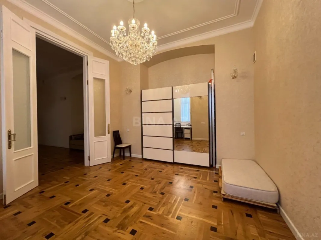 Kirayə verilir 4 otaqlı mənzil 200 m²