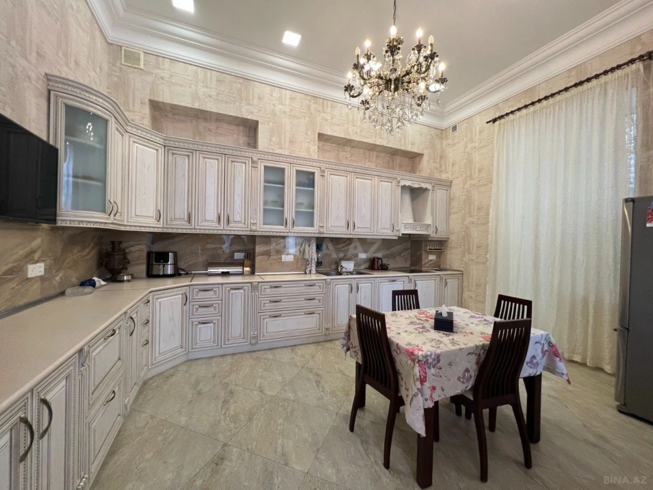 Kirayə verilir 4 otaqlı mənzil 200 m²