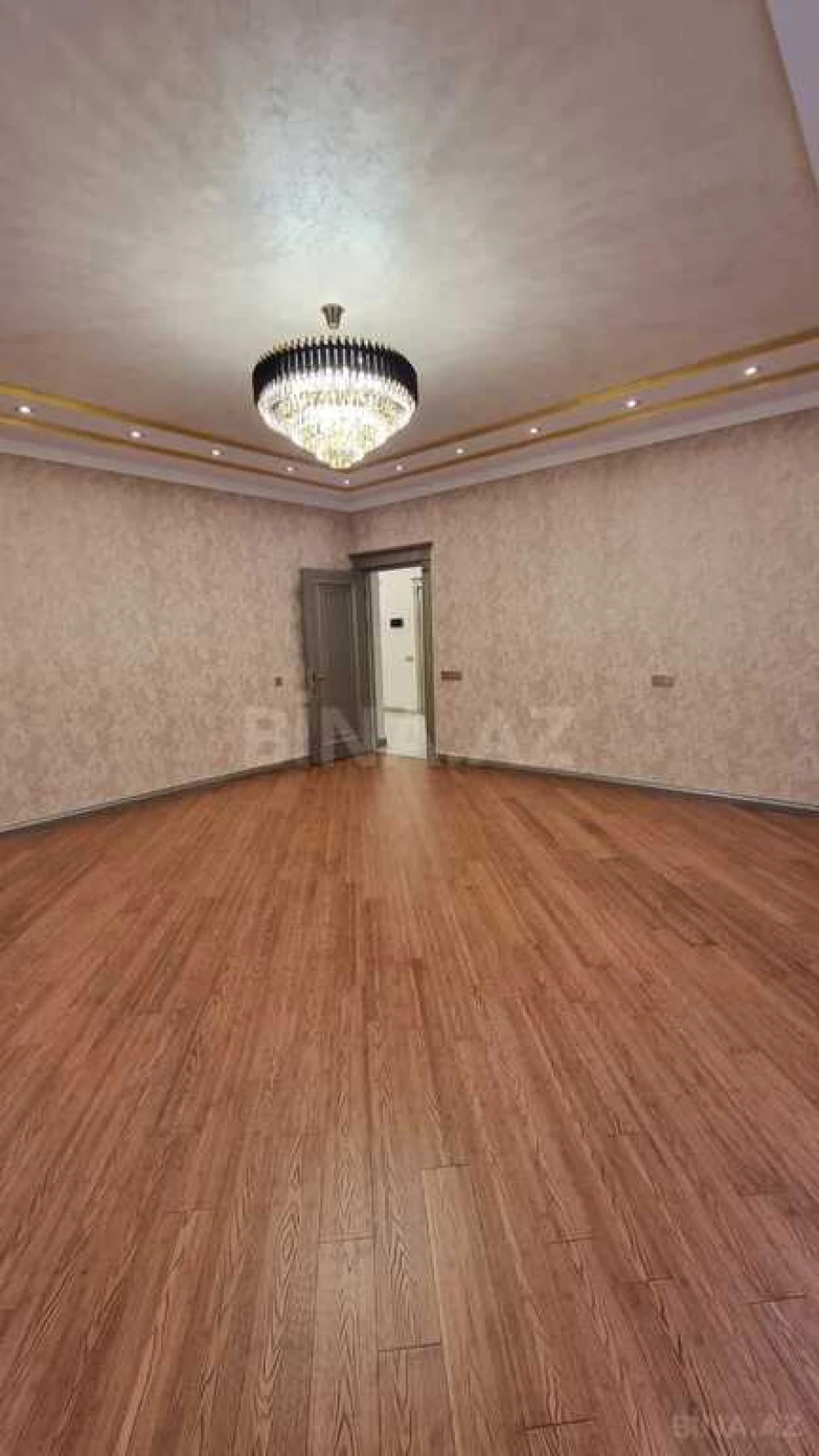 Satılır 4 otaqlı mənzil 195 m²