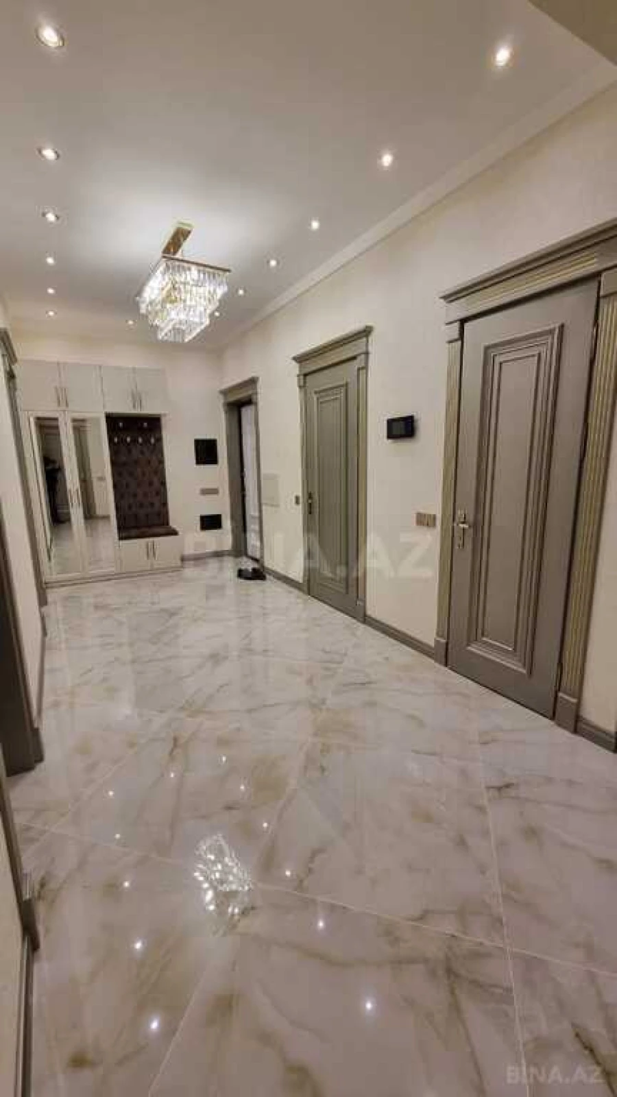 Satılır 4 otaqlı mənzil 195 m²