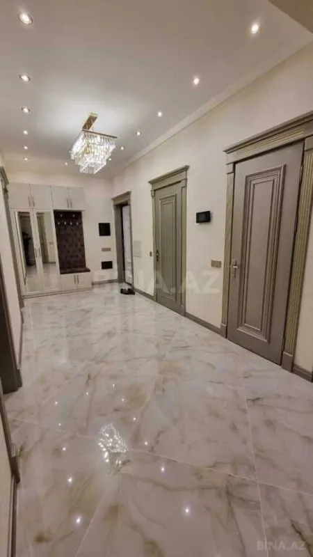 Satılır 4 otaqlı mənzil 195 m²