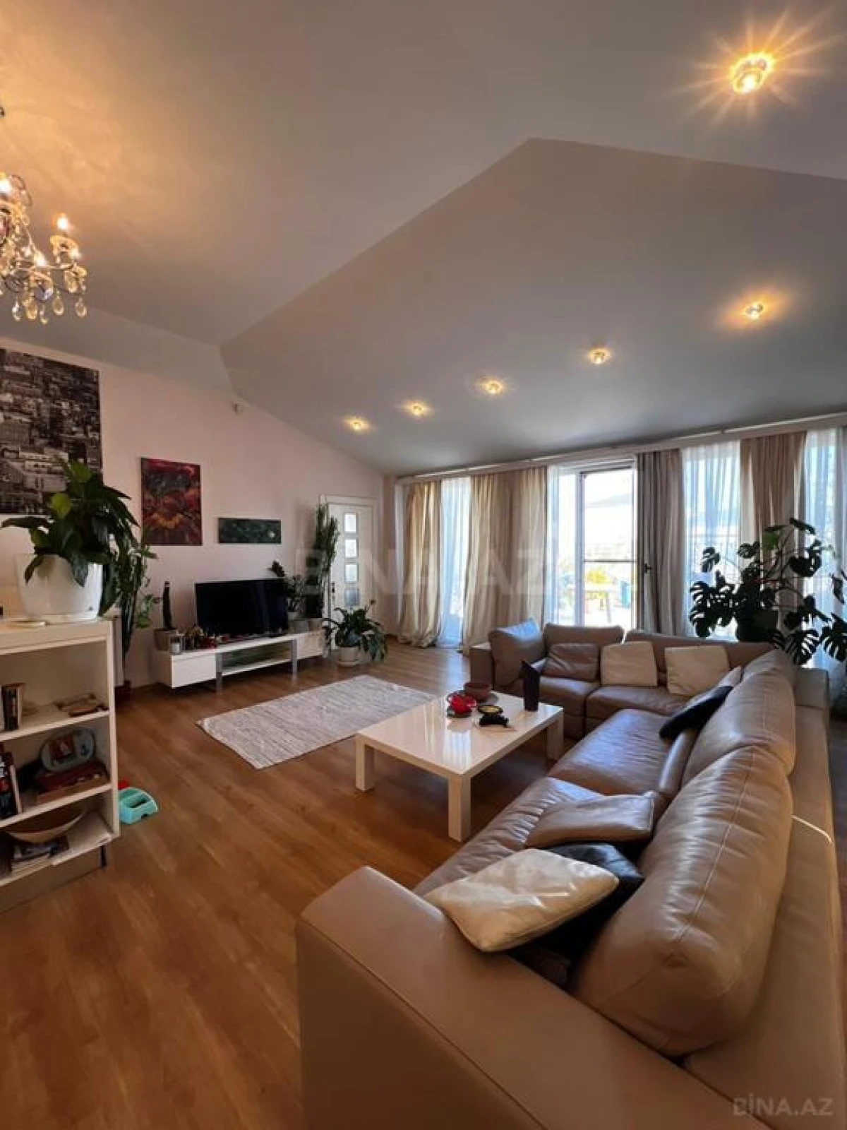 Satılır 6 otaqlı mənzil 432 m²