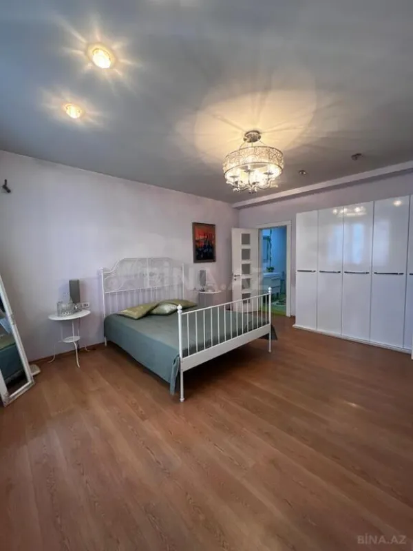 Satılır 6 otaqlı mənzil 432 m²