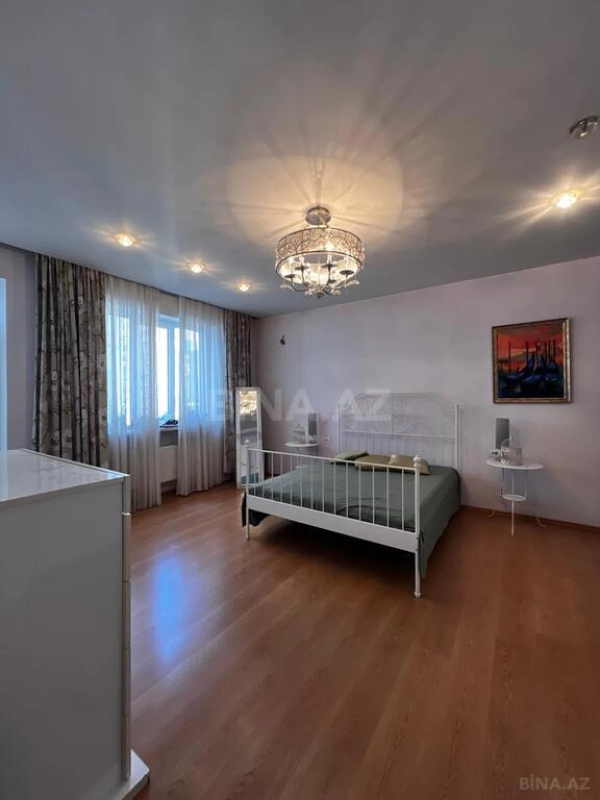 Satılır 6 otaqlı mənzil 432 m²