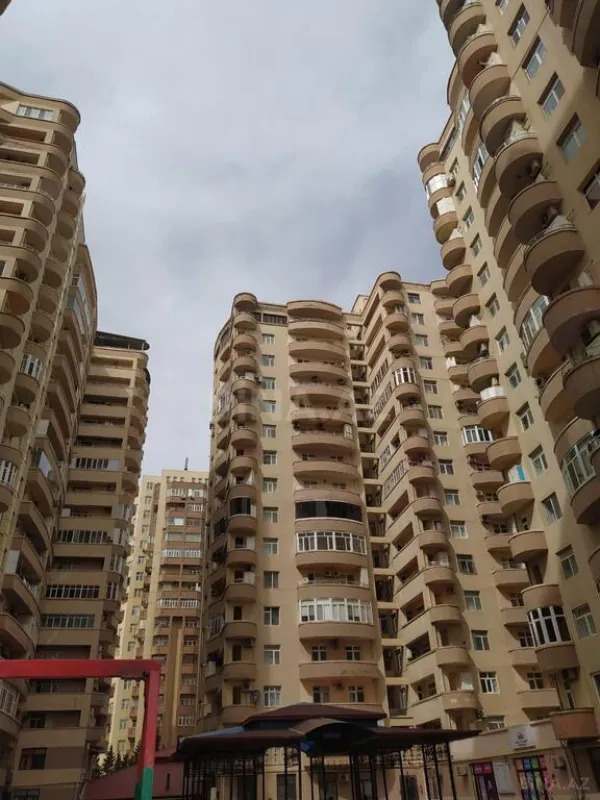 Satılır 2 otaqlı mənzil 111 m²