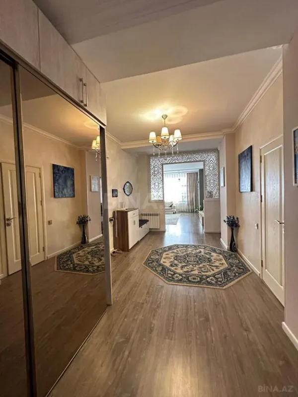 Satılır 3 otaqlı mənzil 137 m²