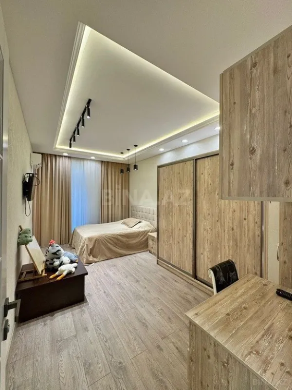 Satılır 4 otaqlı mənzil 178 m²
