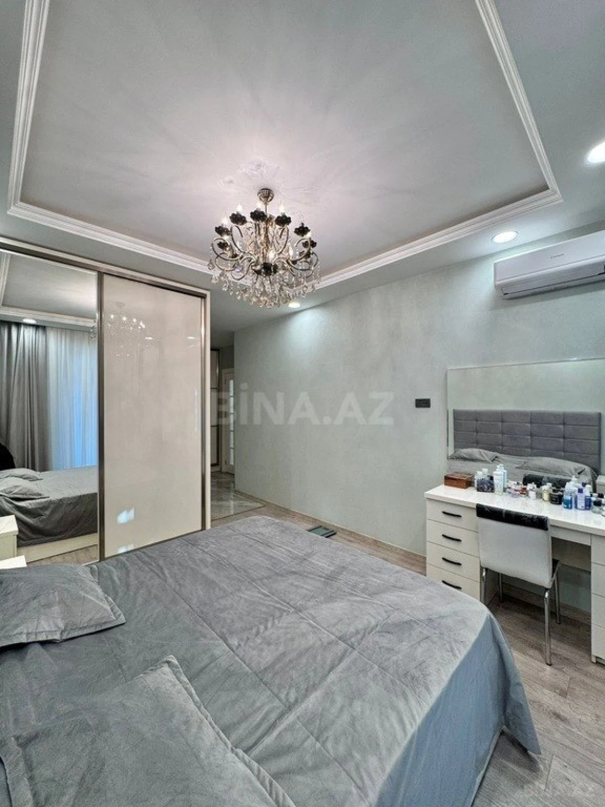Satılır 4 otaqlı mənzil 178 m²