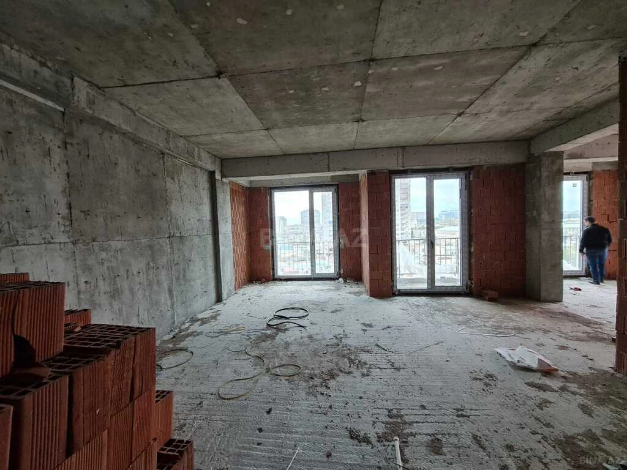 Satılır 5 otaqlı mənzil 267 m²