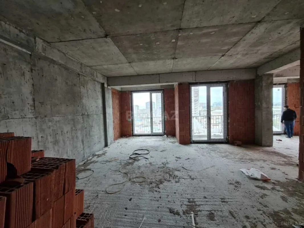 Satılır 5 otaqlı mənzil 267 m²