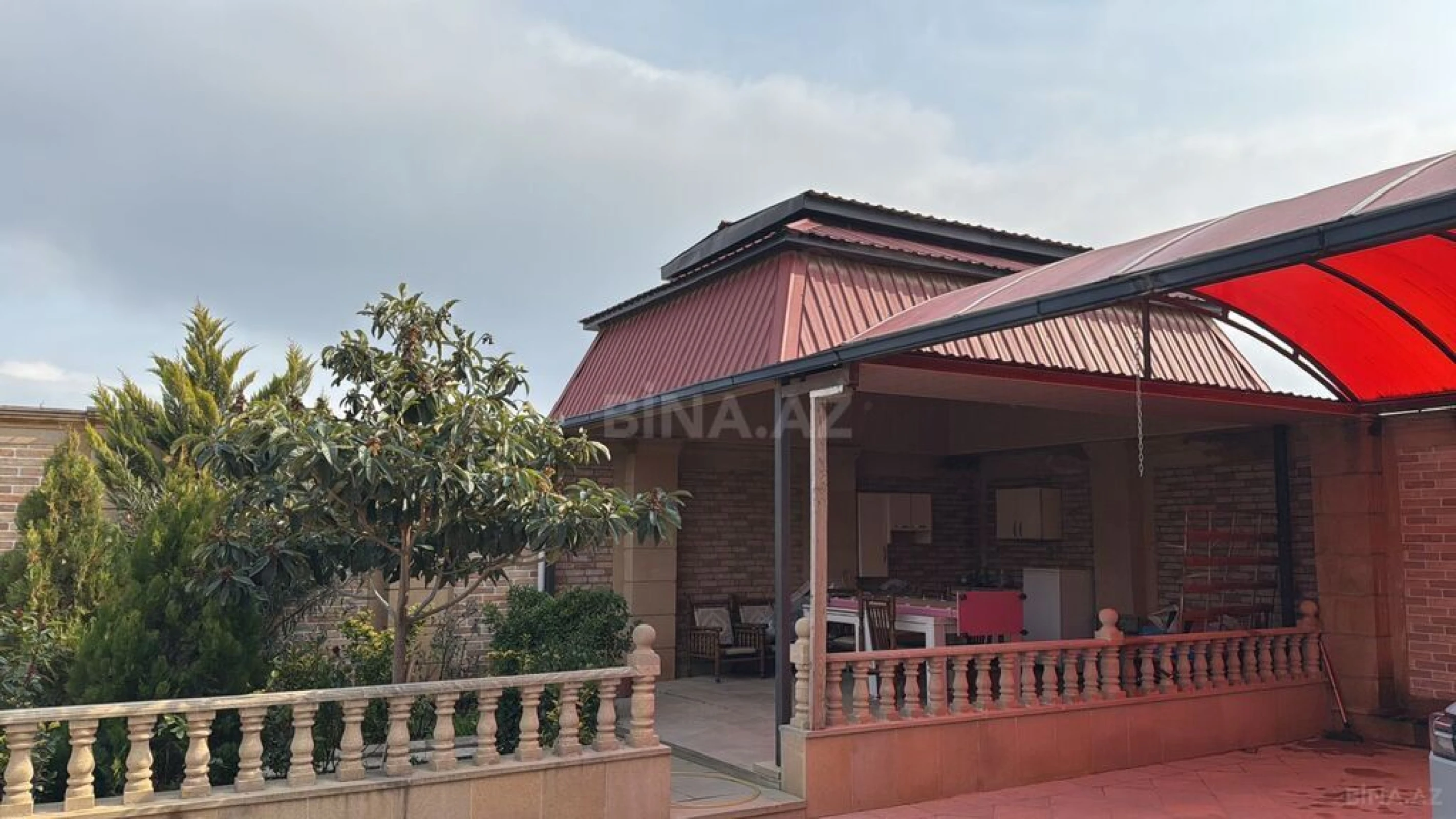 Satılır 10 otaqlı həyət evi 360 m²