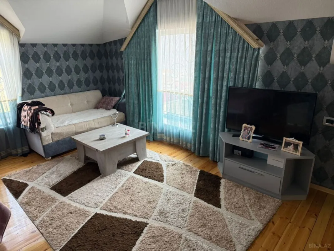 Satılır 10 otaqlı həyət evi 360 m²