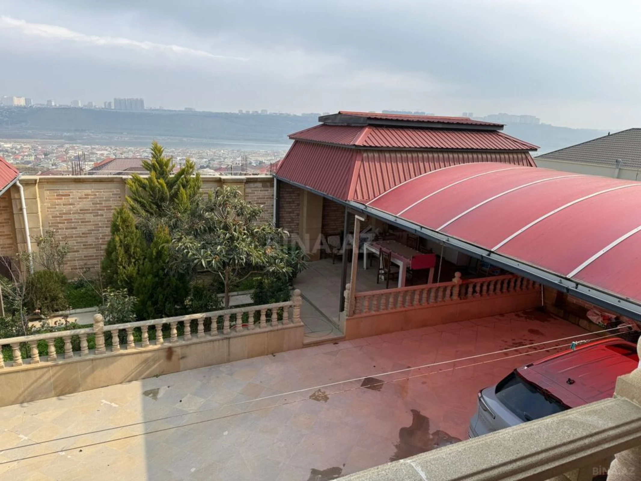 Satılır 10 otaqlı həyət evi 360 m²