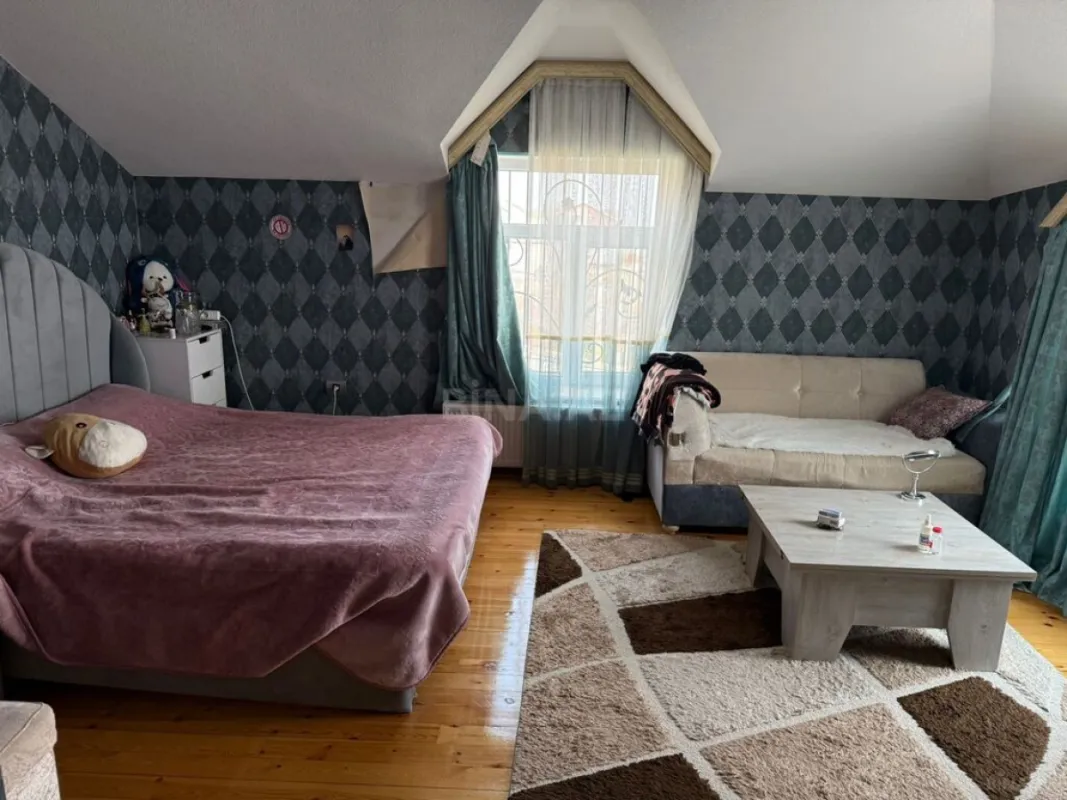 Satılır 10 otaqlı həyət evi 360 m²