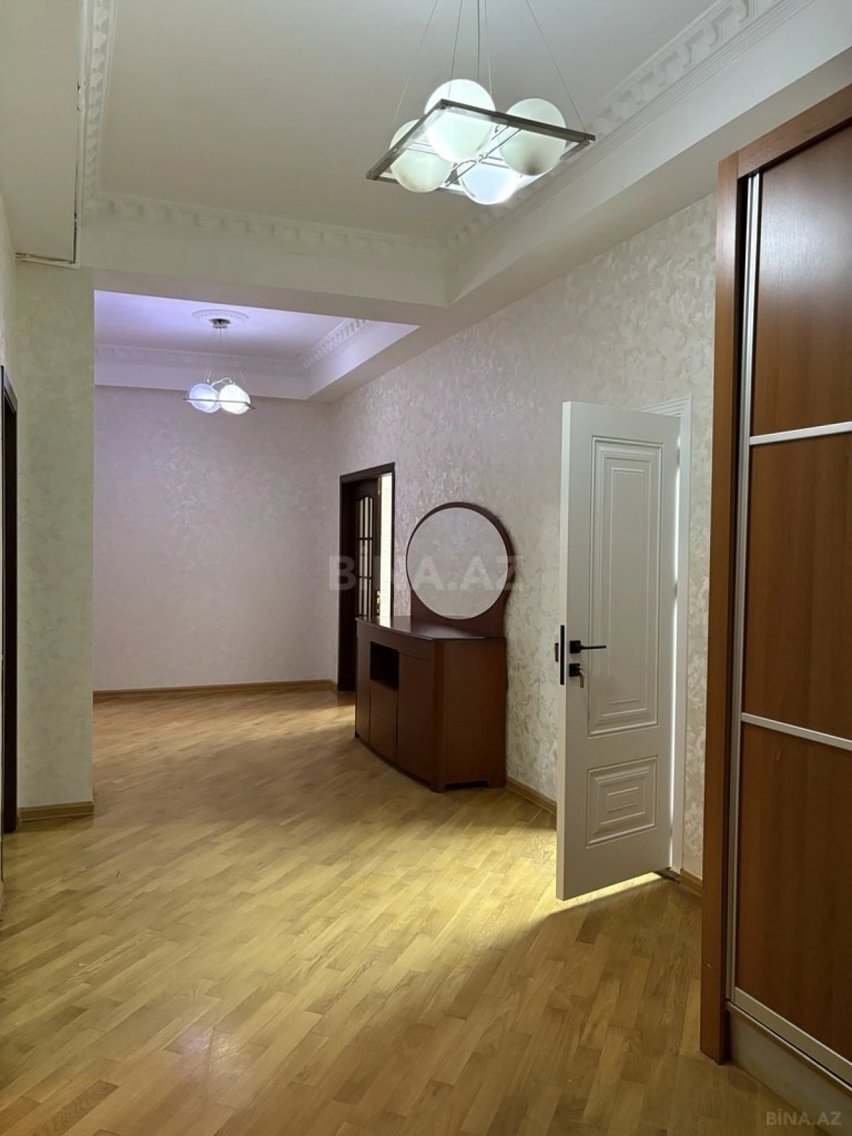Kirayə verilir 3 otaqlı mənzil 190 m²