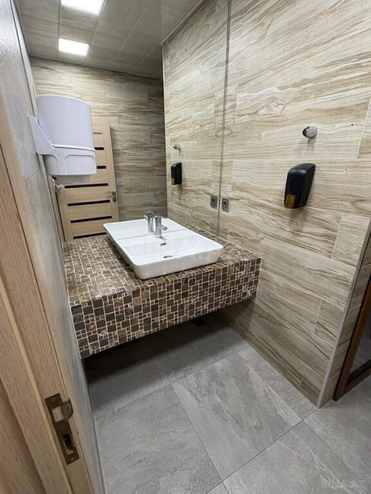 Kirayə verilir 20 otaqlı ofis 2000 m²