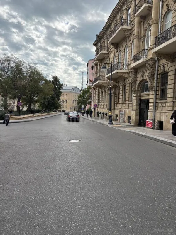 Kirayə verilir 20 otaqlı ofis 2000 m²