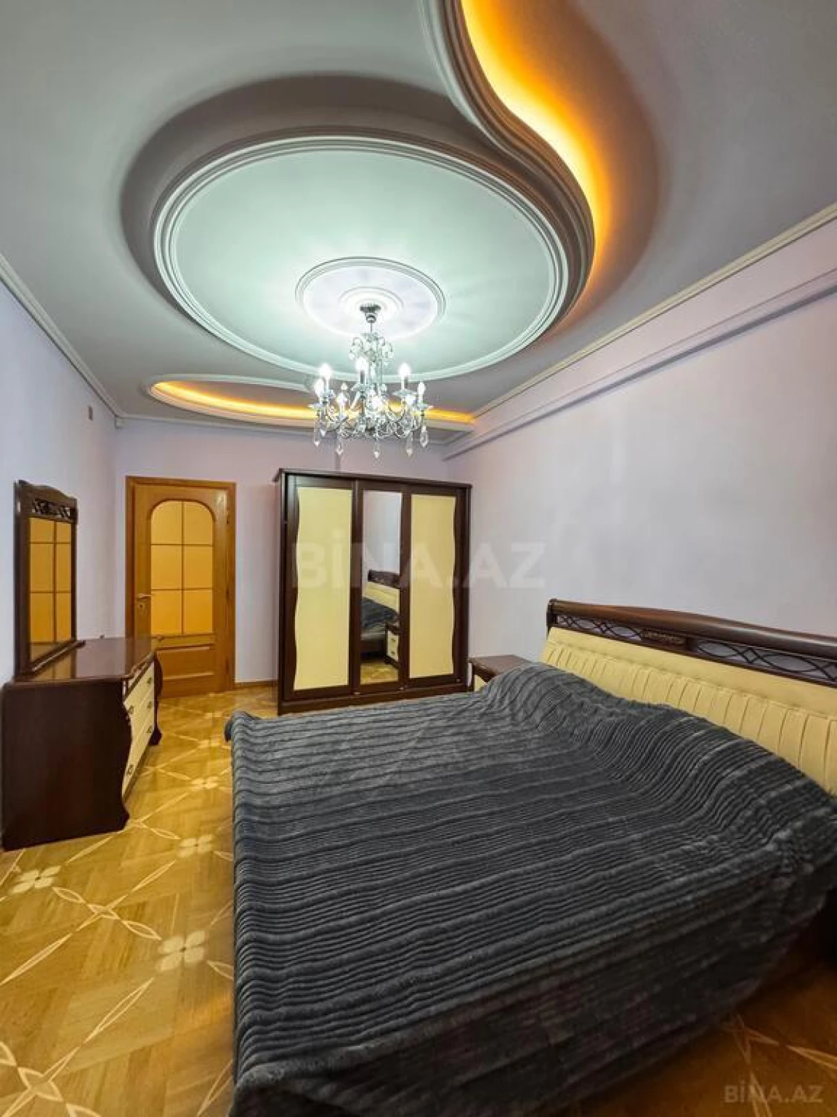 Satılır 5 otaqlı mənzil 512 m²