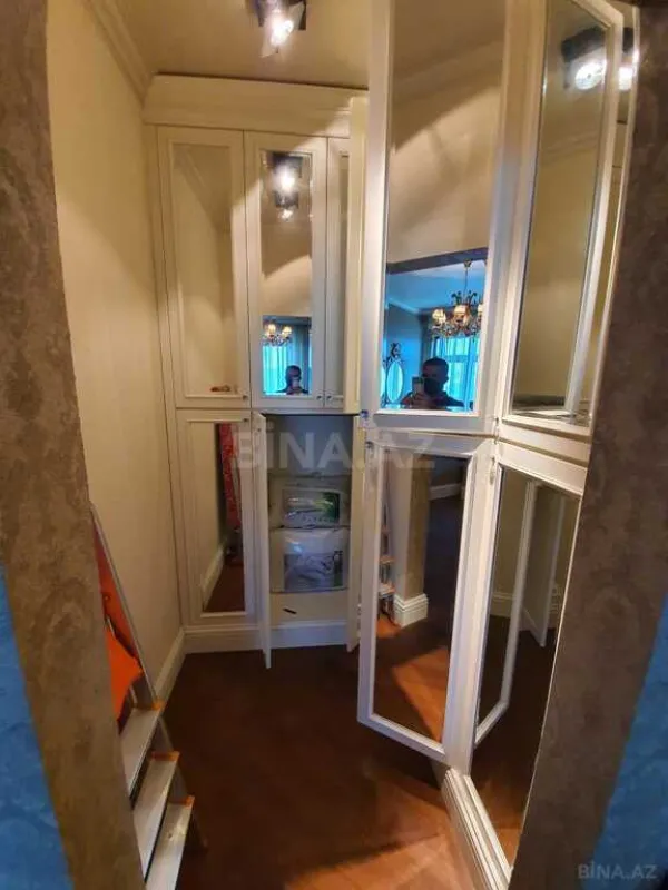 Satılır 4 otaqlı mənzil 254 m²