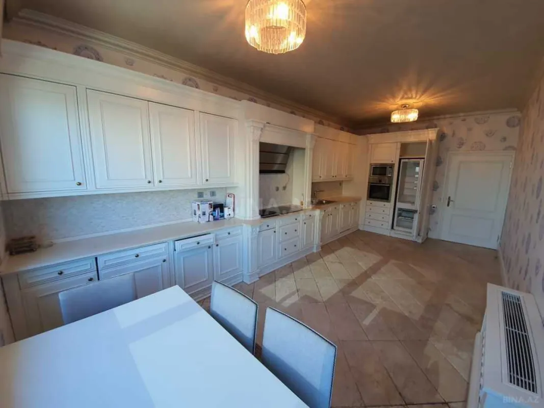 Satılır 4 otaqlı mənzil 254 m²