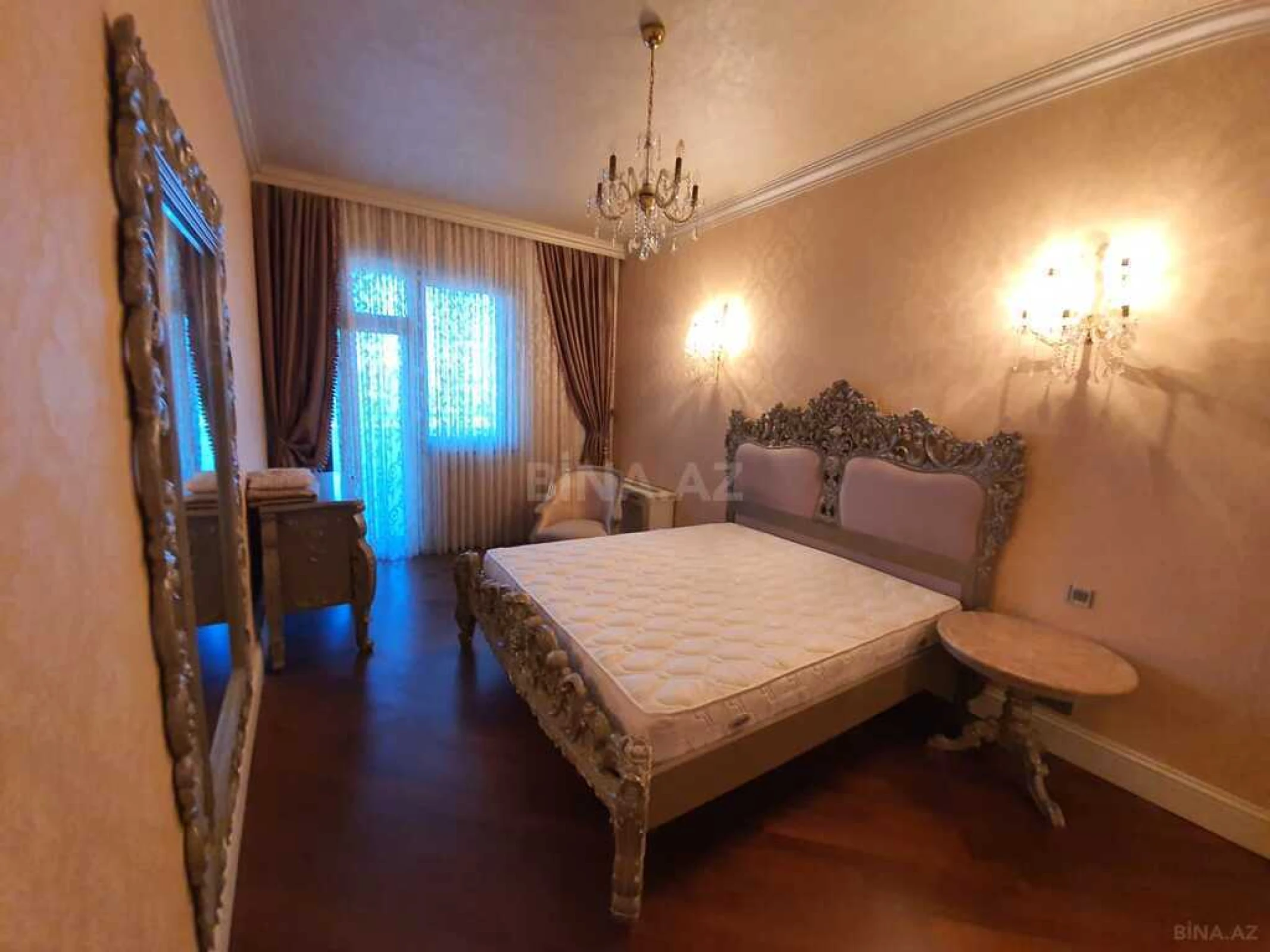 Satılır 4 otaqlı mənzil 254 m²
