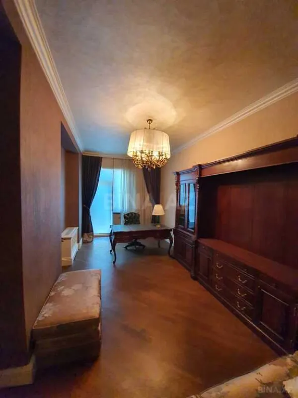 Satılır 4 otaqlı mənzil 254 m²