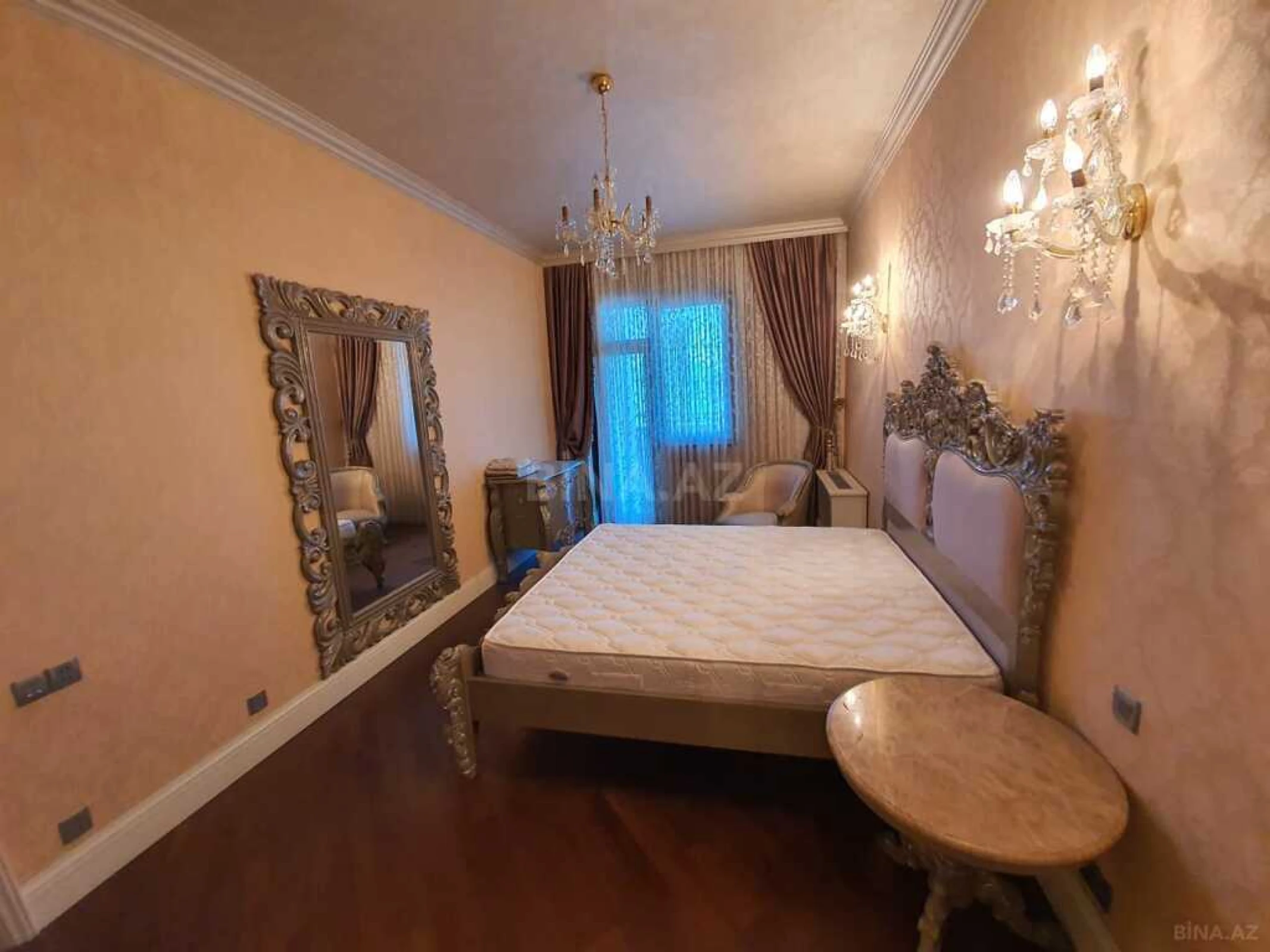 Satılır 4 otaqlı mənzil 254 m²