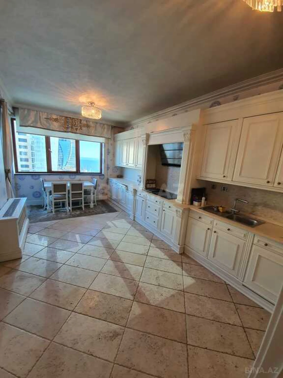 Satılır 4 otaqlı mənzil 254 m²