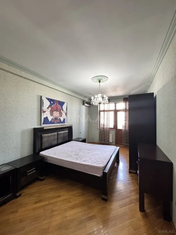 Satılır 4 otaqlı mənzil 250 m²