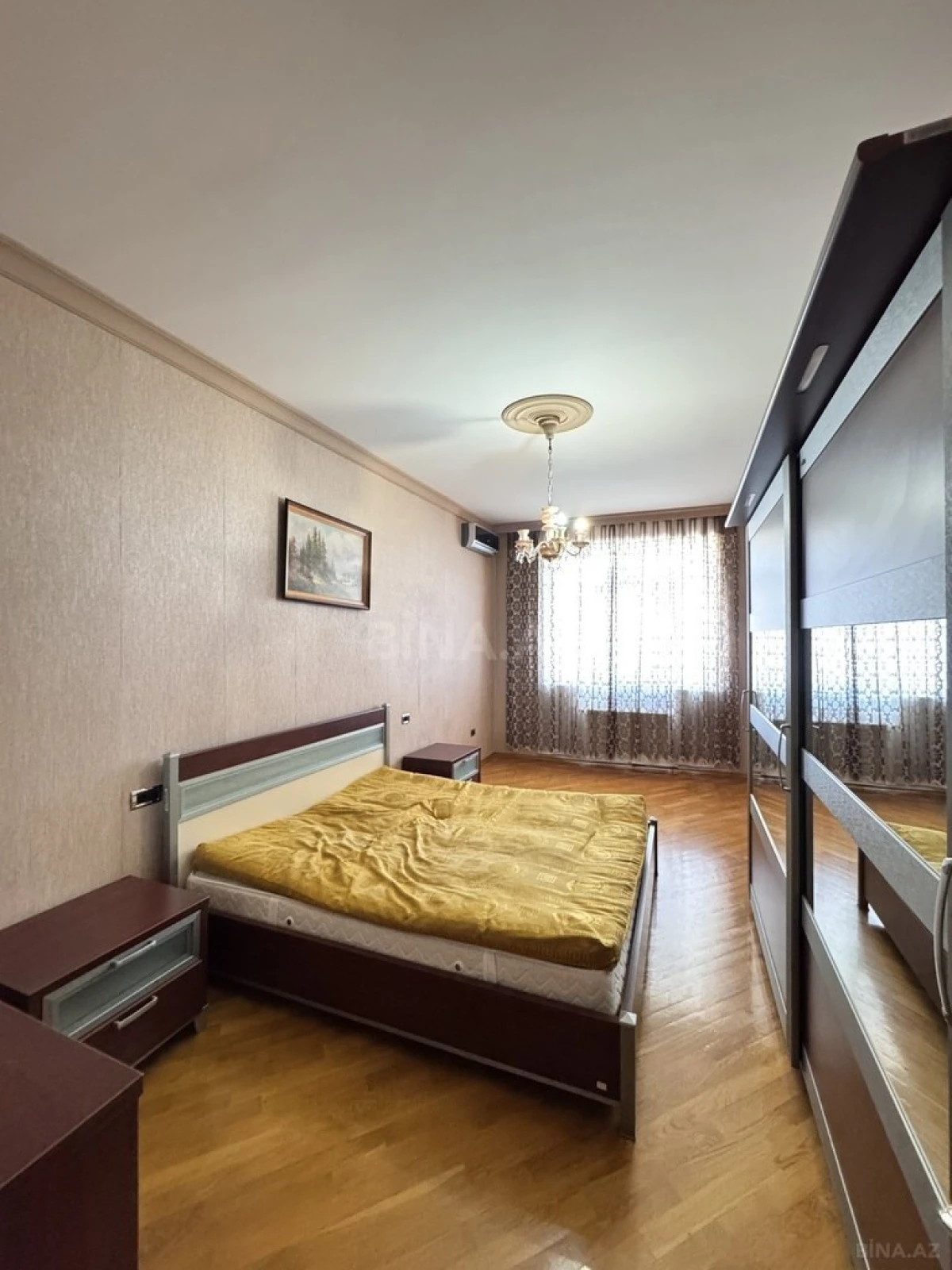 Satılır 4 otaqlı mənzil 250 m²