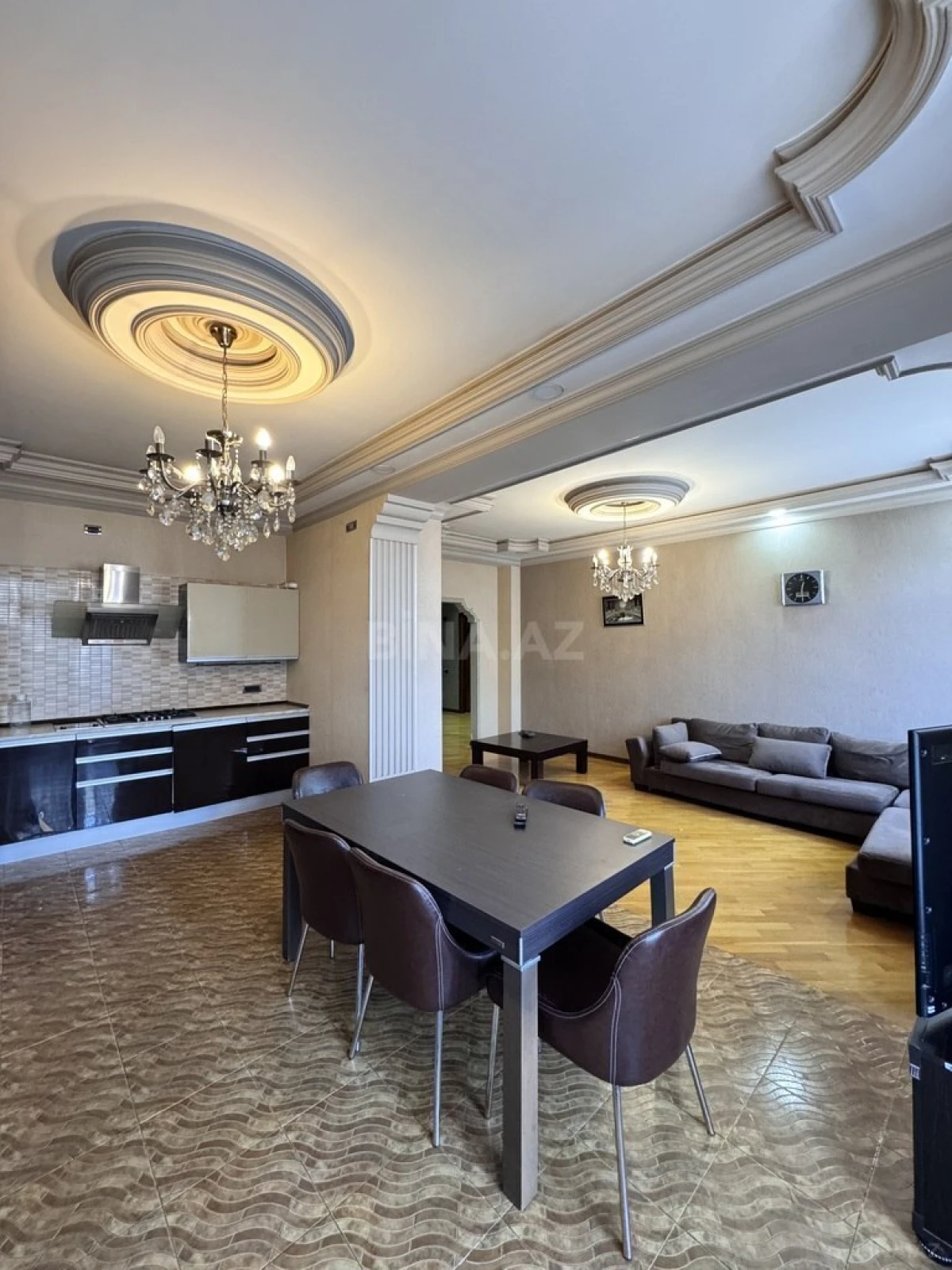 Satılır 4 otaqlı mənzil 250 m²