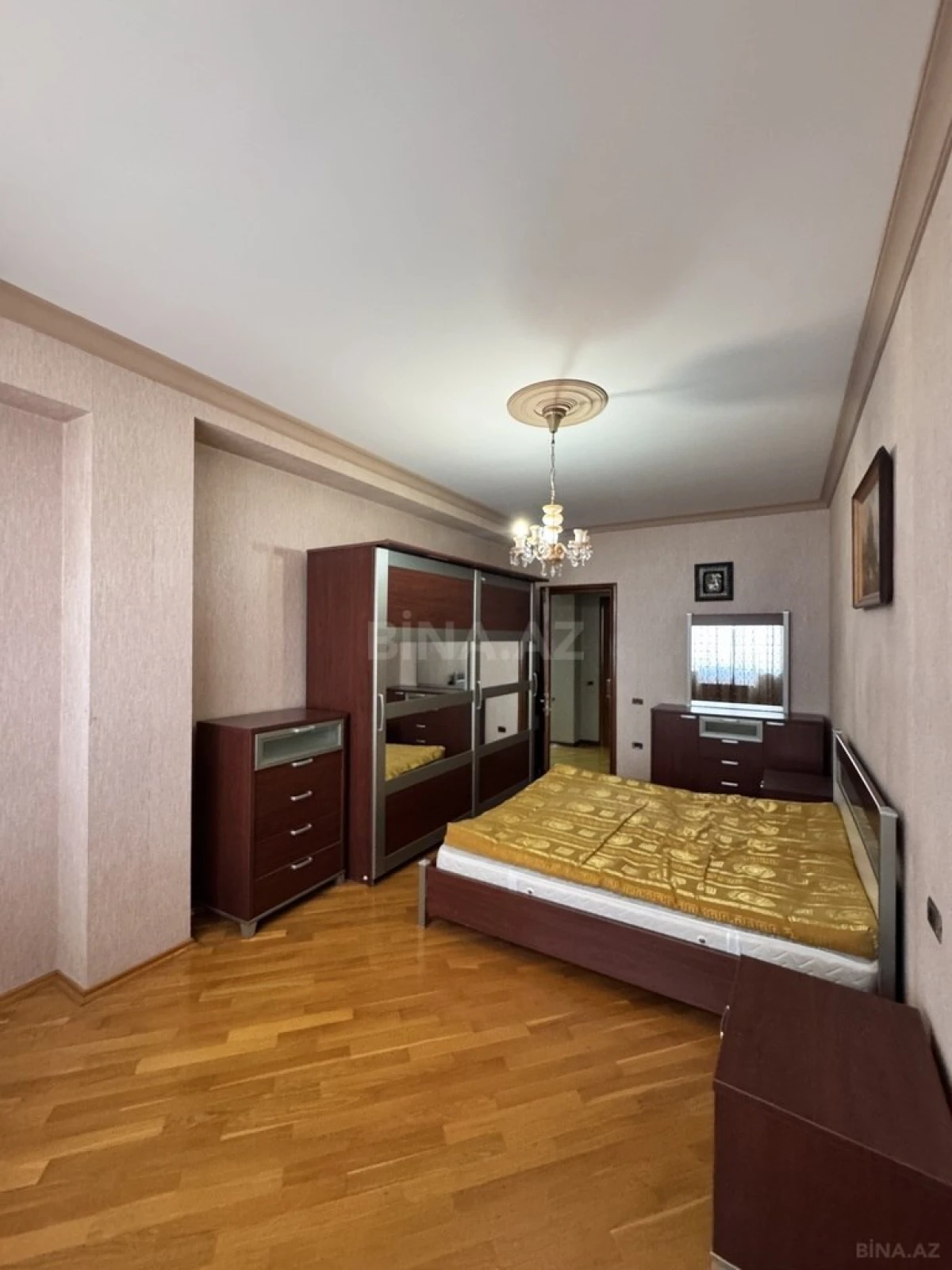 Satılır 4 otaqlı mənzil 250 m²