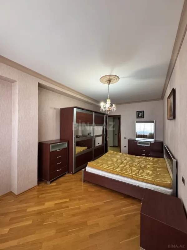 Satılır 4 otaqlı mənzil 250 m²