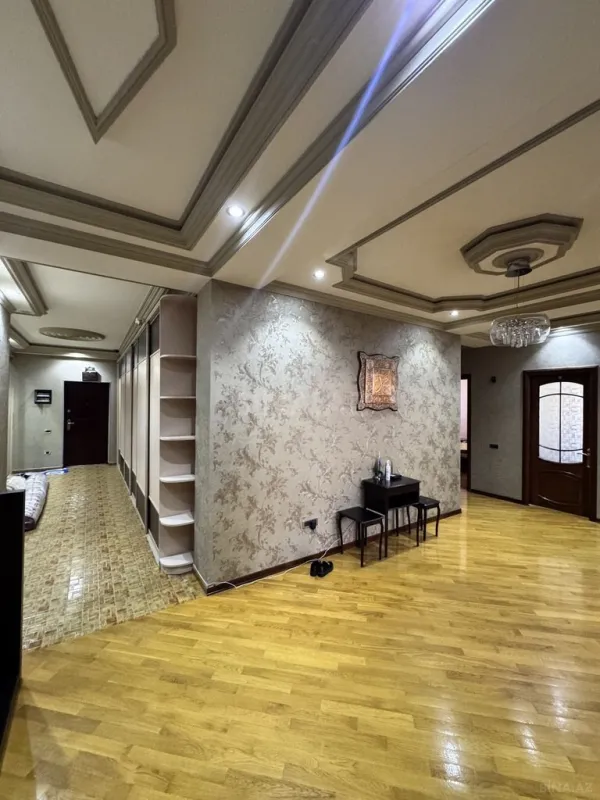 Satılır 4 otaqlı mənzil 250 m²
