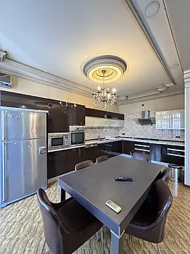 Satılır 4 otaqlı mənzil 250 m²